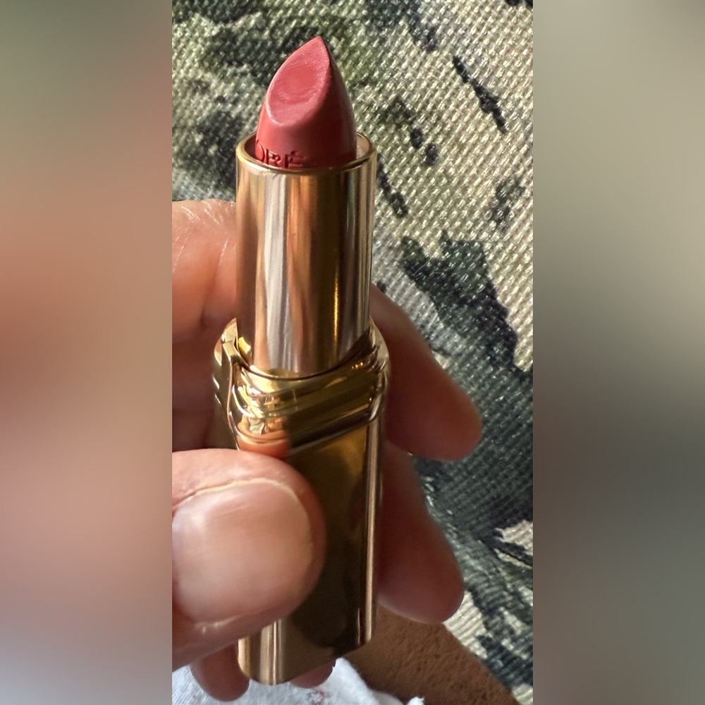L’Oreal Colour Riche Lipstick in Tropical Coral